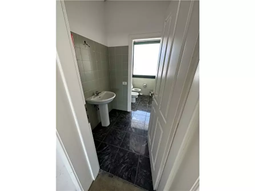 Immagine 17 di Magazzino in affitto  a Lastra A Signa