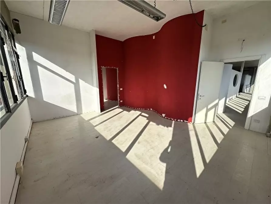 Immagine 40 di Magazzino in vendita  a Vinci