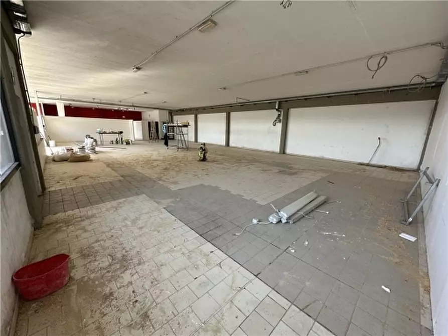 Immagine 3 di Magazzino in affitto  a Vinci