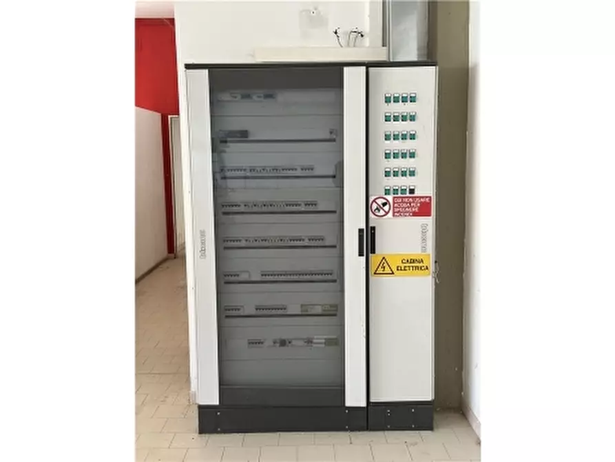 Immagine 9 di Magazzino in affitto  a Vinci