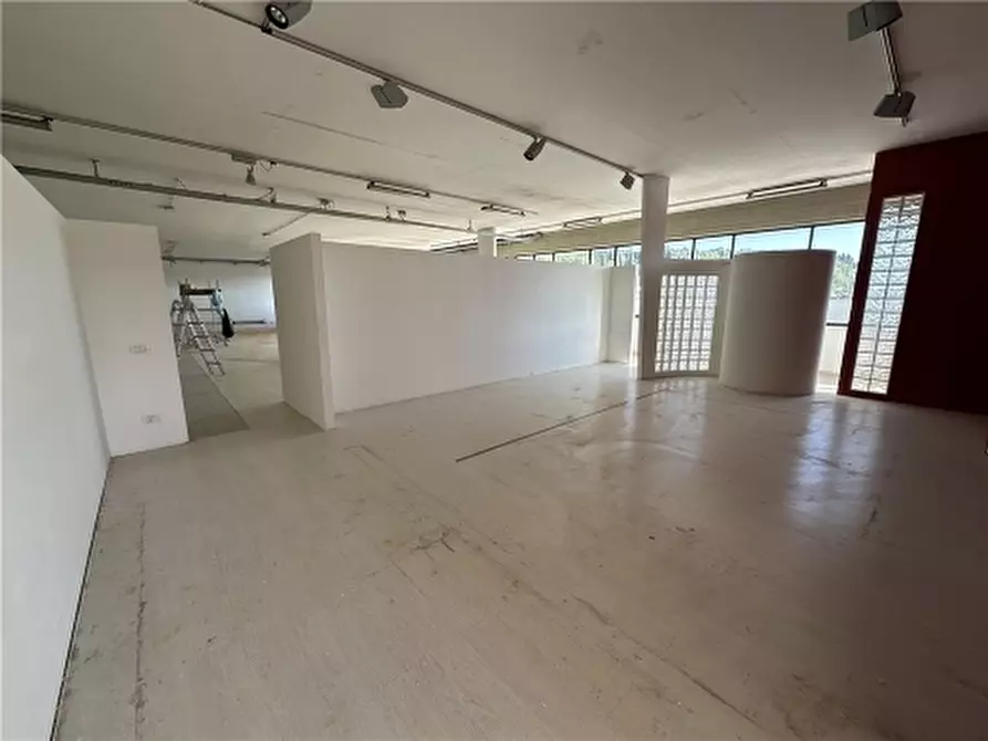 Immagine 11 di Magazzino in affitto  a Vinci