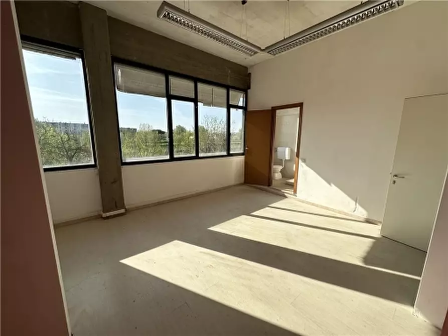 Immagine 13 di Magazzino in affitto  a Vinci