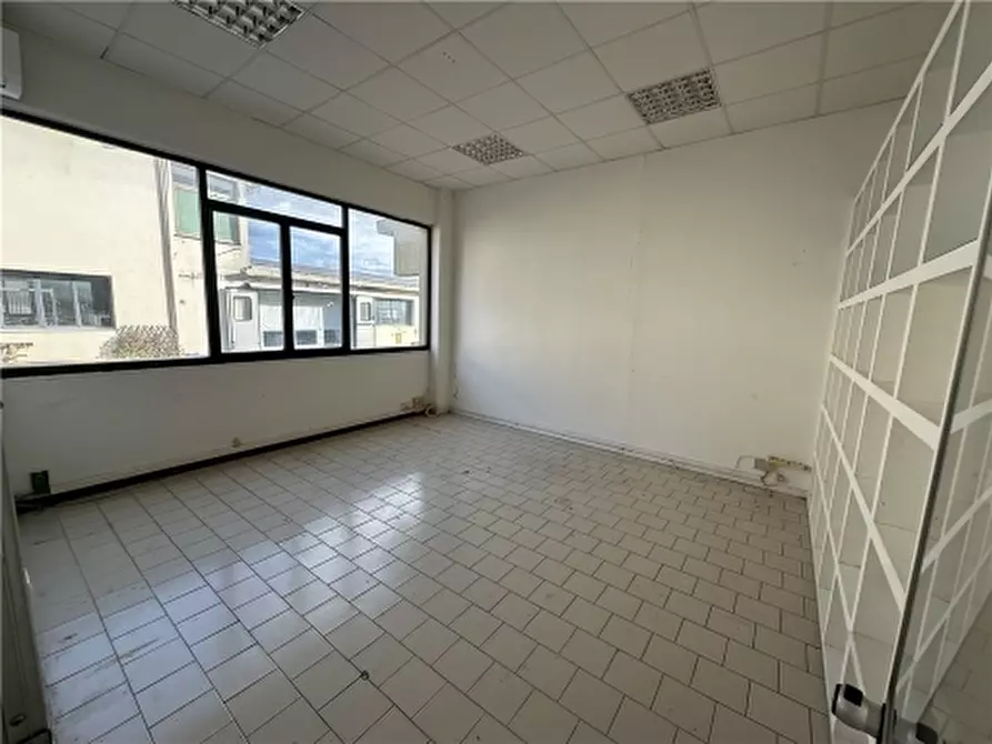 Immagine 4 di Magazzino in affitto  a Vinci