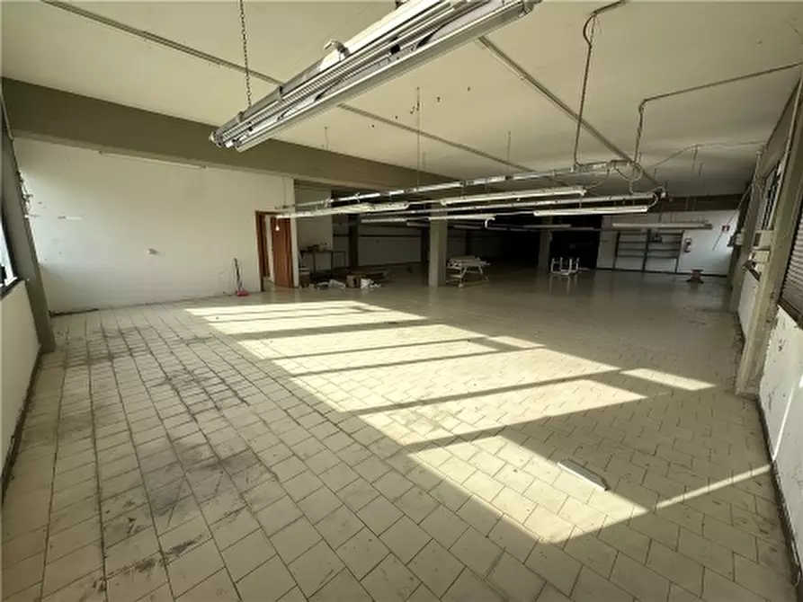 Immagine 13 di Magazzino in affitto  a Vinci