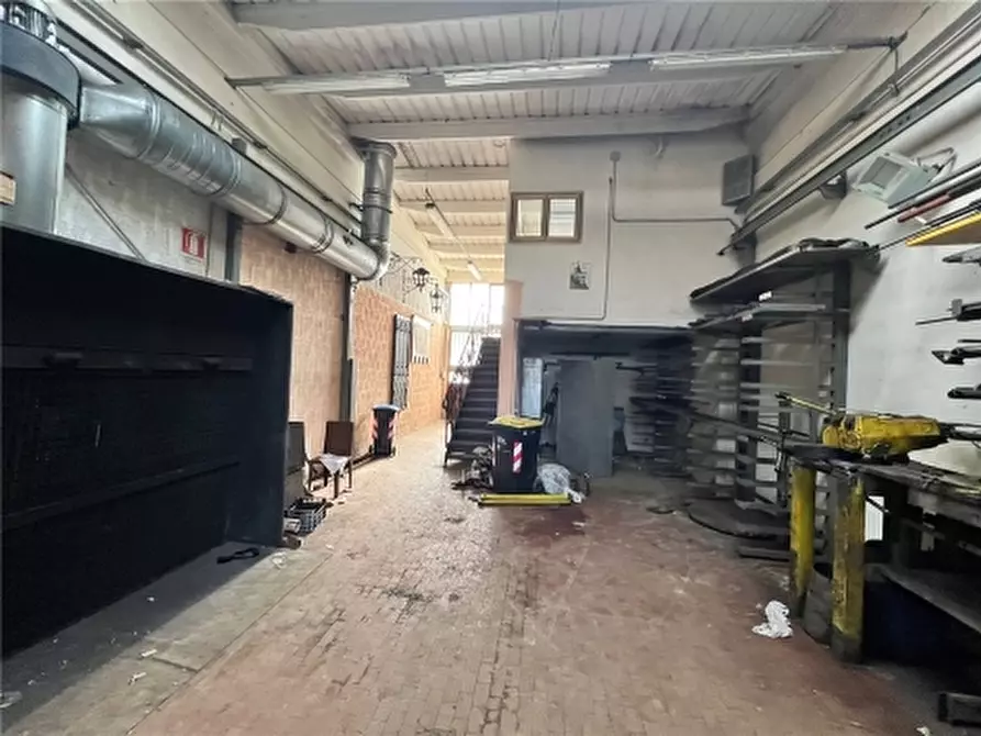 Immagine 2 di Magazzino in vendita  a Montespertoli