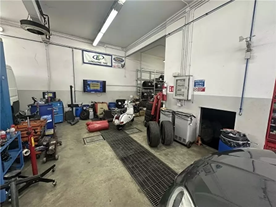 Immagine 3 di Negozio in vendita  a San Casciano In Val Di Pesa