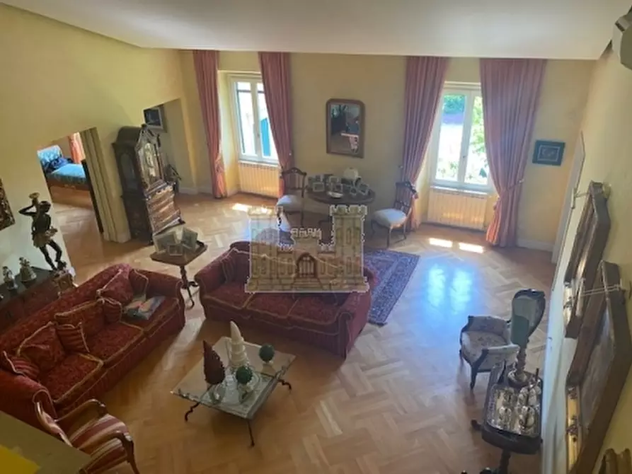 Immagine 1 di Villa in vendita  a Firenze