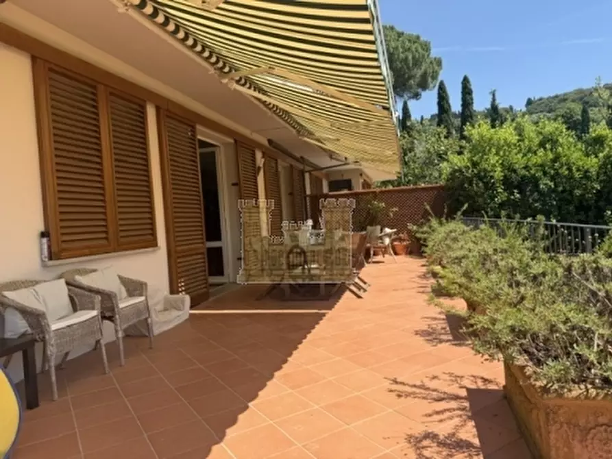 Immagine 3 di Villa in vendita  a Firenze