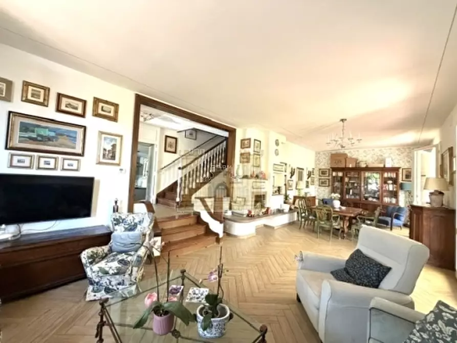 Immagine 4 di Villa in vendita  a Firenze