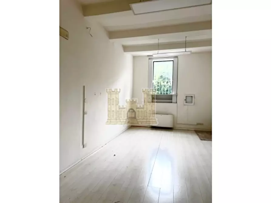 Immagine 19 di Negozio in affitto  a Firenze