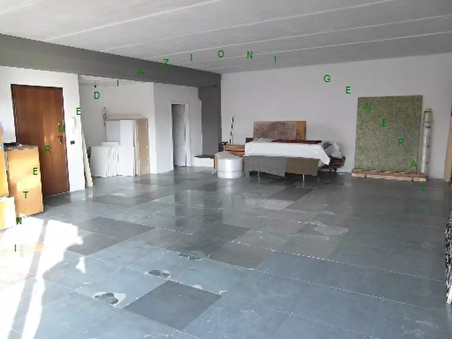 Immagine 2 di Negozio in vendita  a Scarperia E San Piero