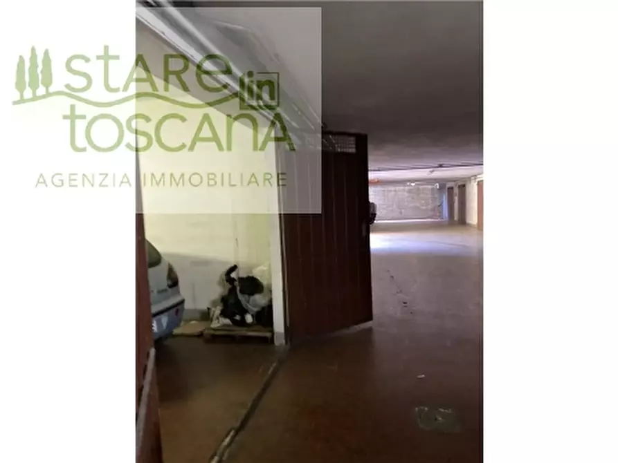 Immagine 2 di Magazzino in vendita  a Scandicci