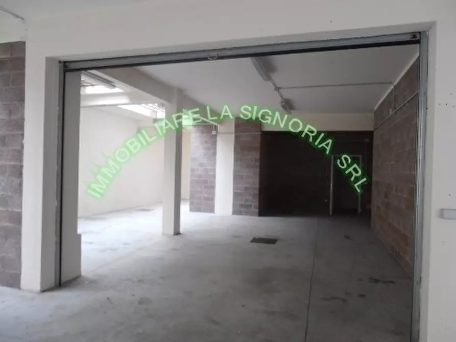 Immagine 1 di Negozio in affitto  a Firenze