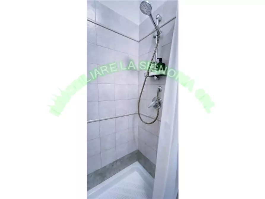 Immagine 4 di Negozio in vendita  a Firenze