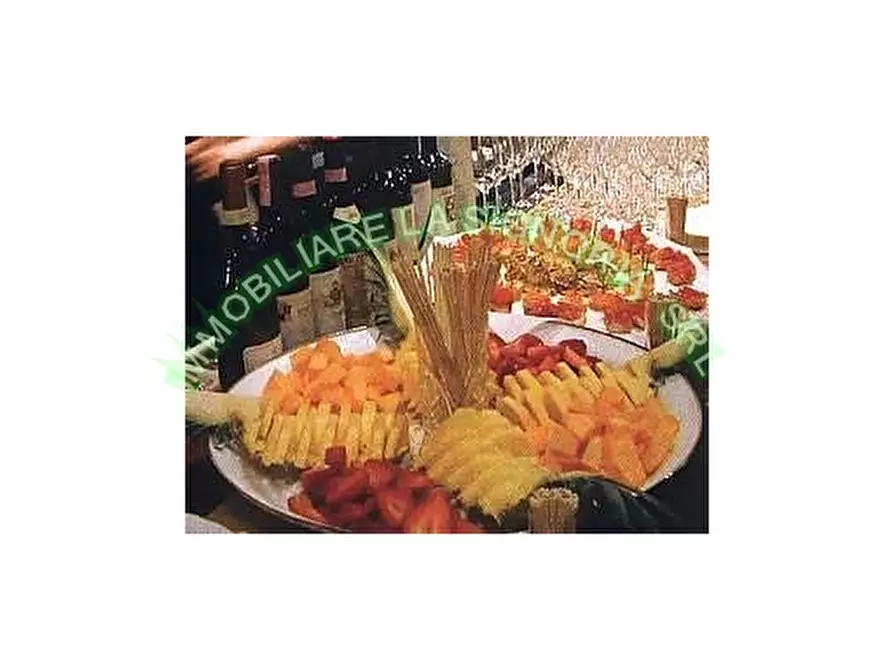 Immagine 3 di Negozio in vendita  a Firenze