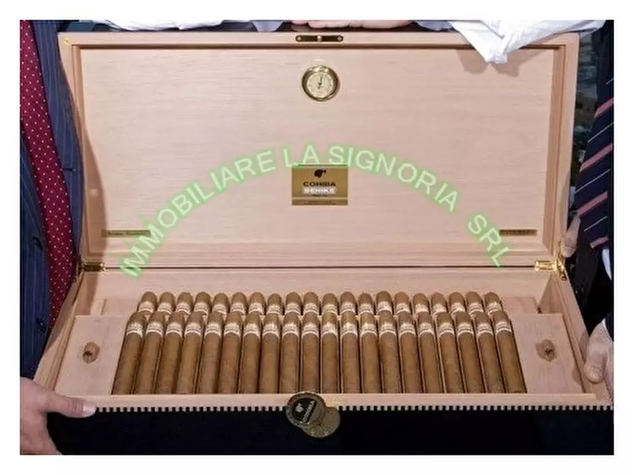 Immagine 3 di Negozio in vendita  a Firenze