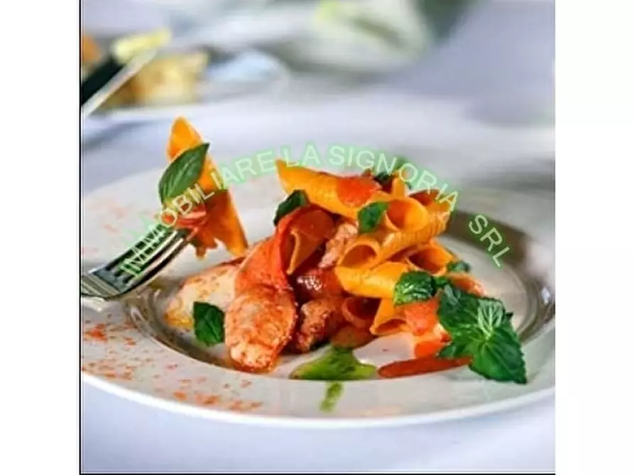 Immagine 3 di Negozio in vendita  a Firenze