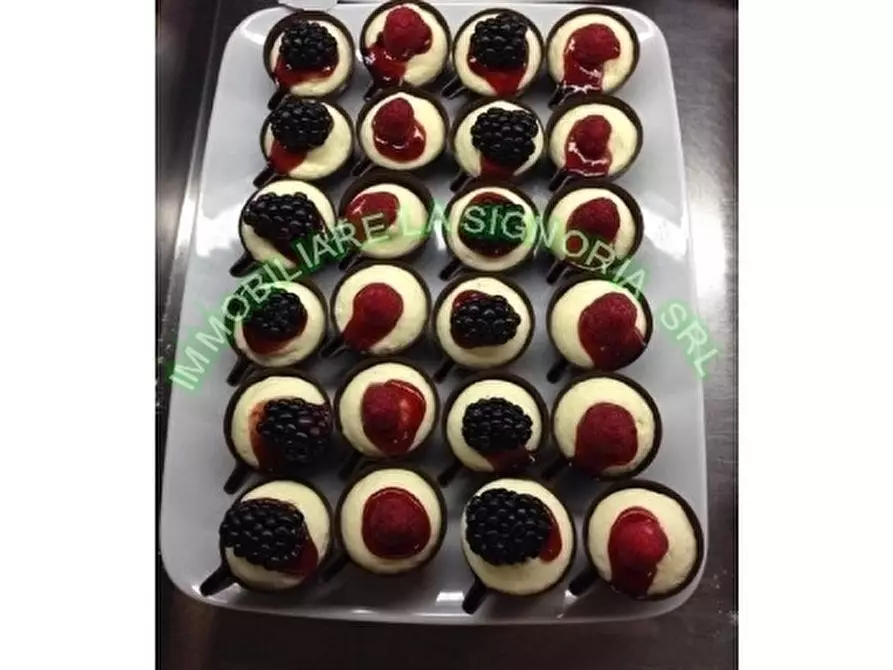 Immagine 11 di Negozio in vendita  a Firenze