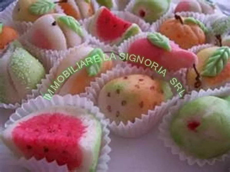 Immagine 8 di Negozio in vendita  a Firenze