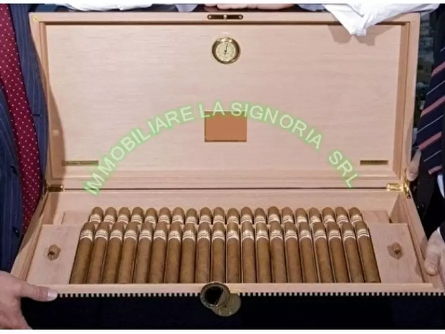 Immagine 9 di Negozio in vendita  a Firenze