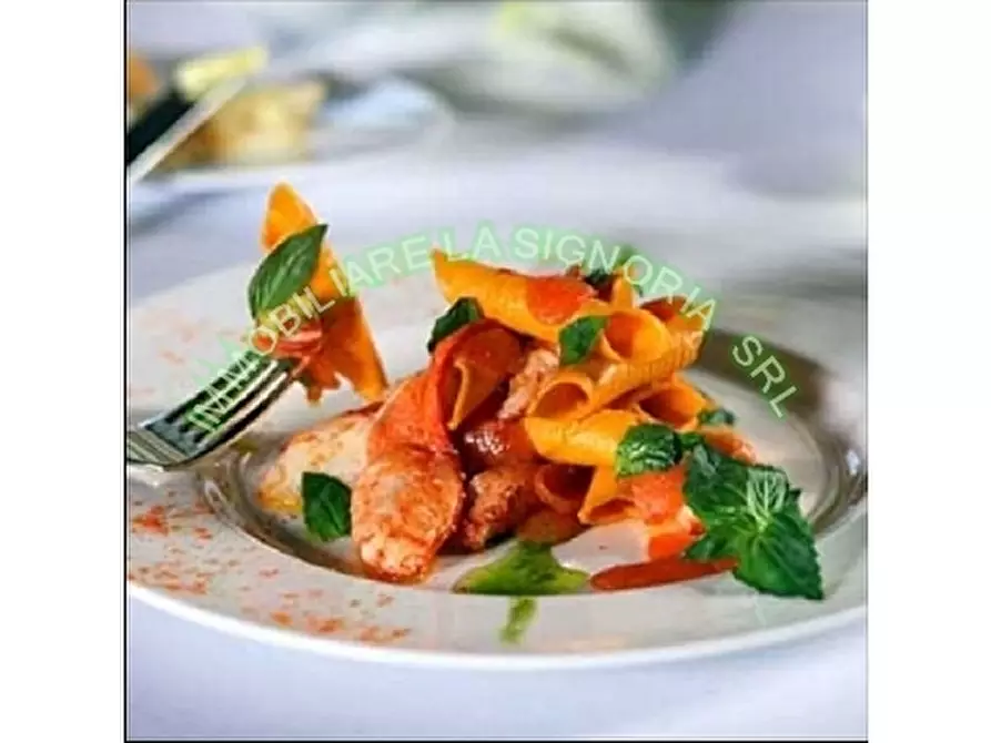 Immagine 12 di Negozio in vendita  a Firenze