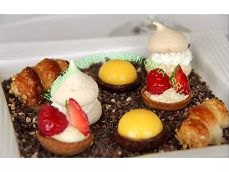 Immagine 16 di Negozio in vendita  a Firenze