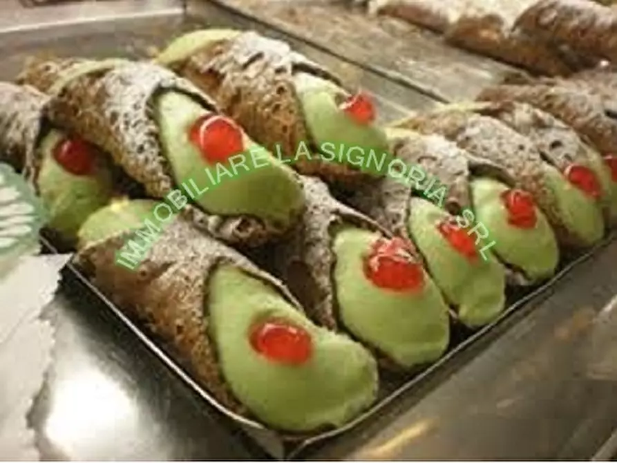 Immagine 10 di Negozio in vendita  a Firenze