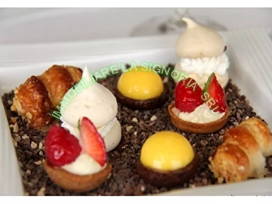 Immagine 11 di Negozio in vendita  a Firenze