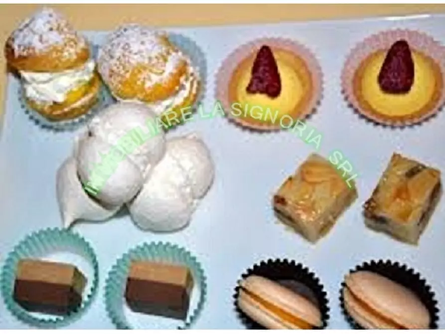 Immagine 14 di Negozio in vendita  a Firenze