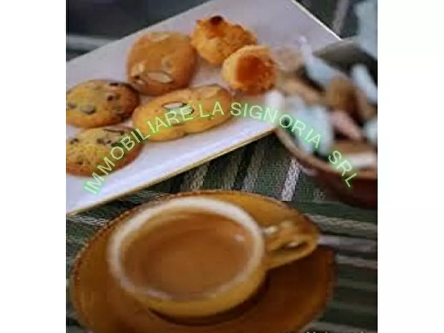 Immagine 16 di Negozio in vendita  a Firenze