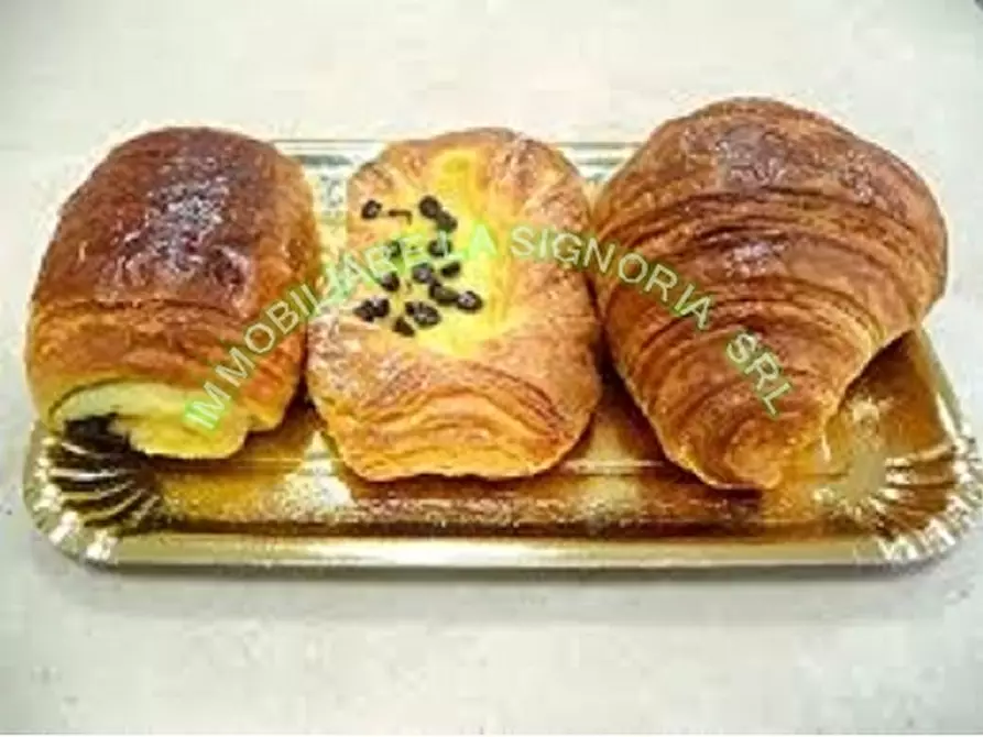 Immagine 25 di Negozio in vendita  a Firenze