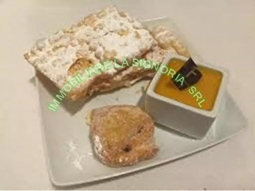 Immagine 27 di Negozio in vendita  a Firenze