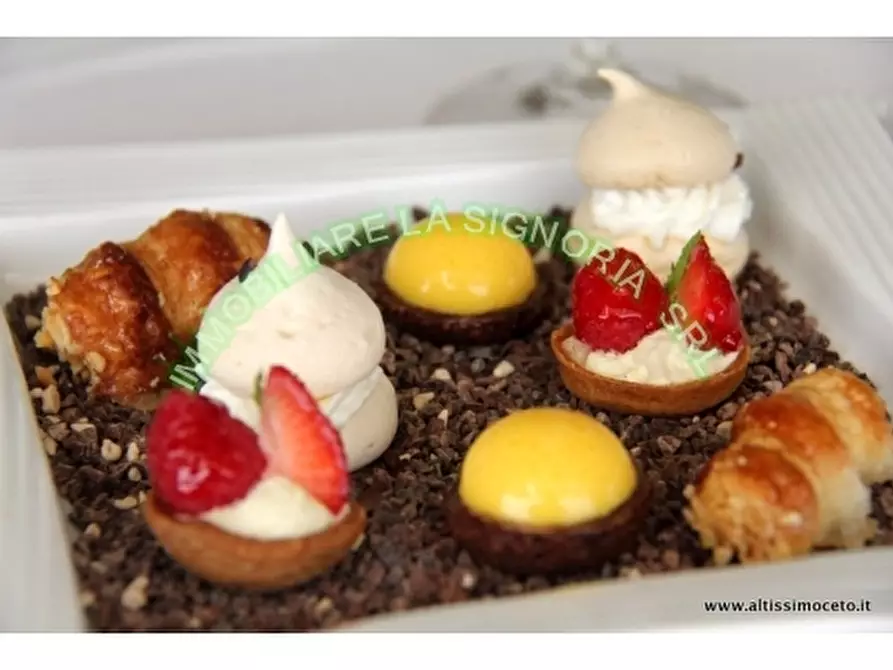 Immagine 10 di Negozio in vendita  a Sesto Fiorentino