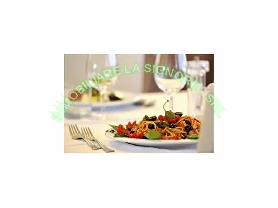 Immagine 4 di Negozio in vendita  a Firenze