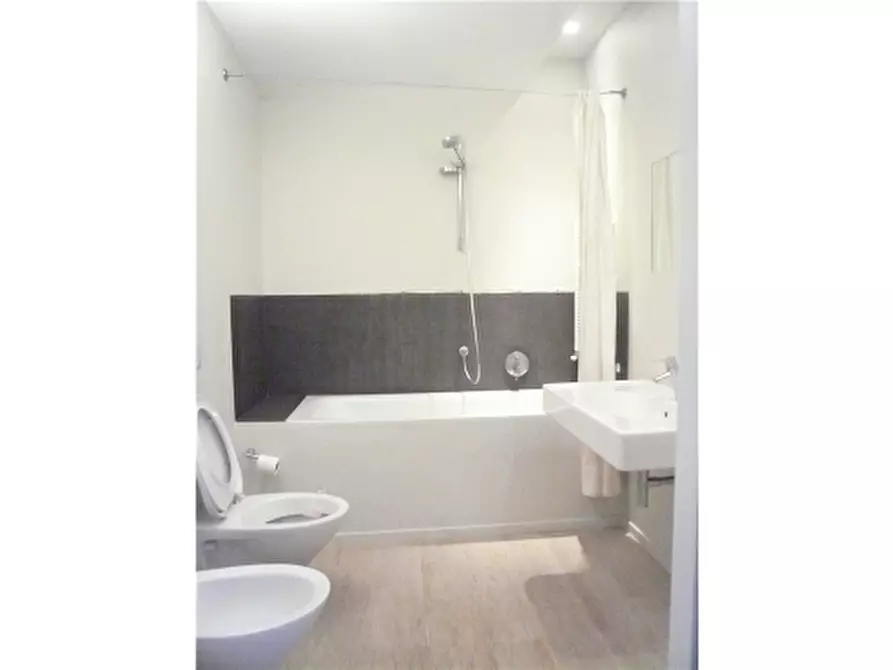 Immagine 13 di Appartamento in vendita  a Firenze
