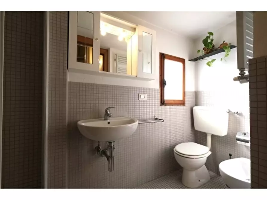 Immagine 11 di Appartamento in vendita  a Firenze