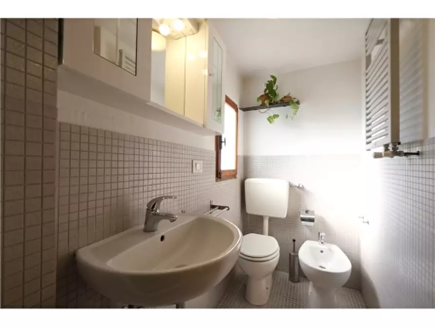 Immagine 12 di Appartamento in vendita  a Firenze