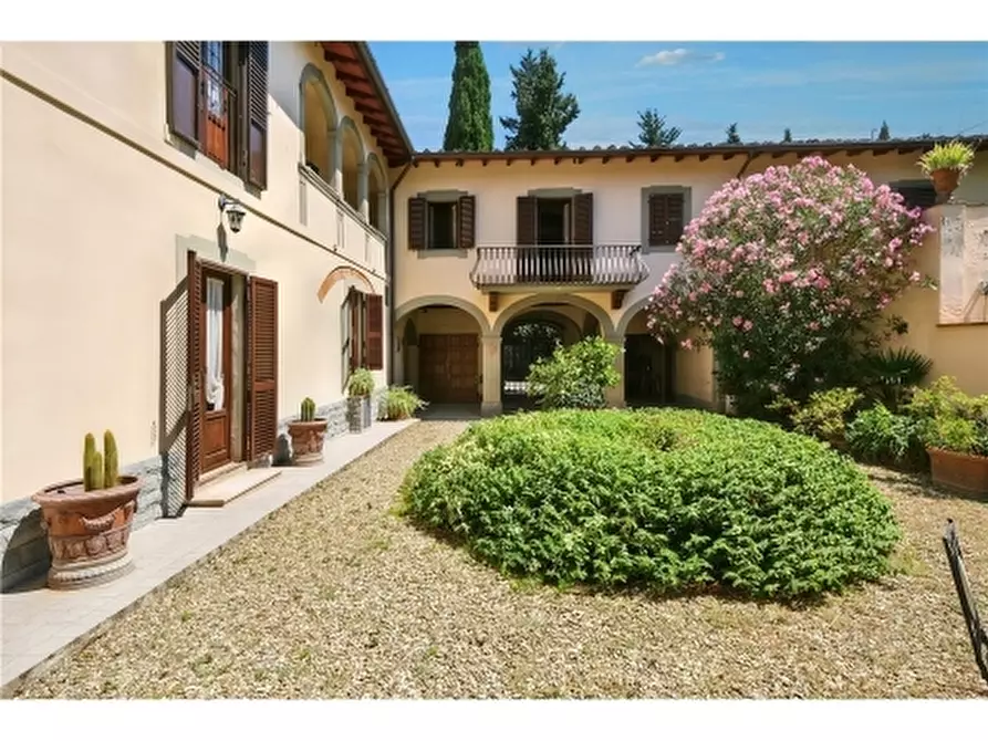 Immagine 1 di Villa in vendita  a Firenze