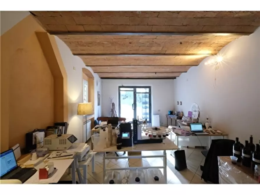 Immagine 1 di Negozio in affitto  a Montespertoli