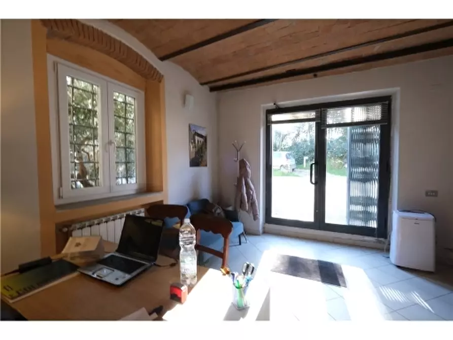 Immagine 2 di Negozio in affitto  a Montespertoli