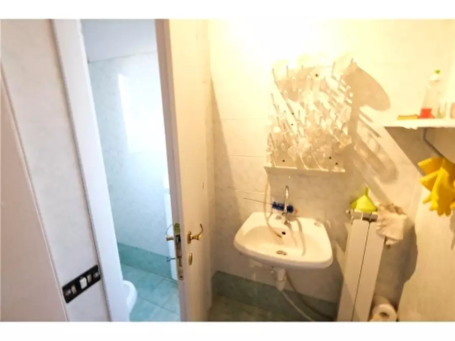 Immagine 8 di Negozio in affitto  a Montespertoli