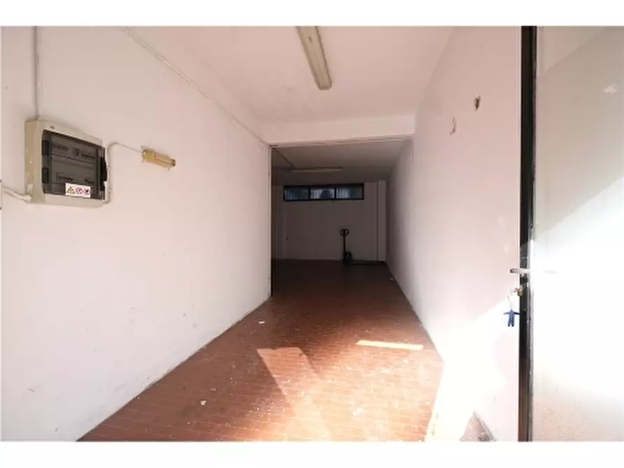 Immagine 2 di Negozio in affitto  a Firenze