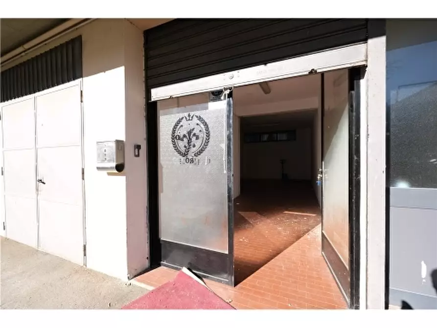 Immagine 3 di Negozio in affitto  a Firenze