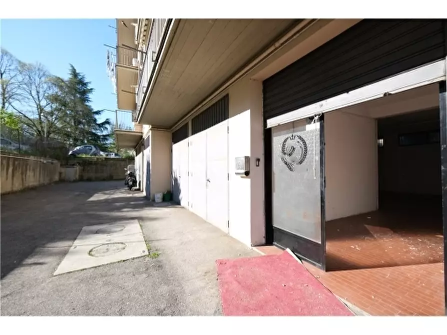 Immagine 4 di Negozio in affitto  a Firenze