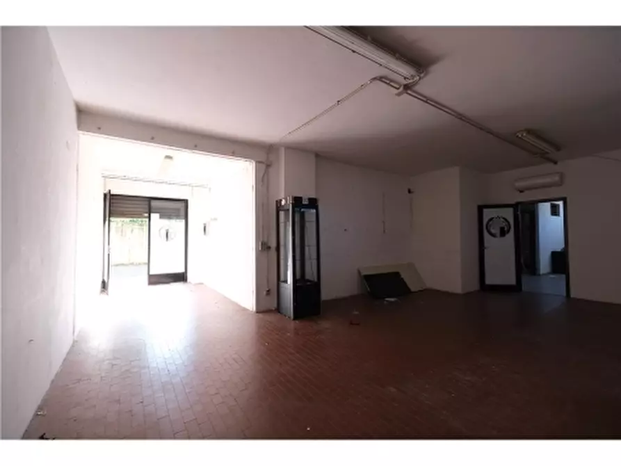 Immagine 5 di Negozio in affitto  a Firenze