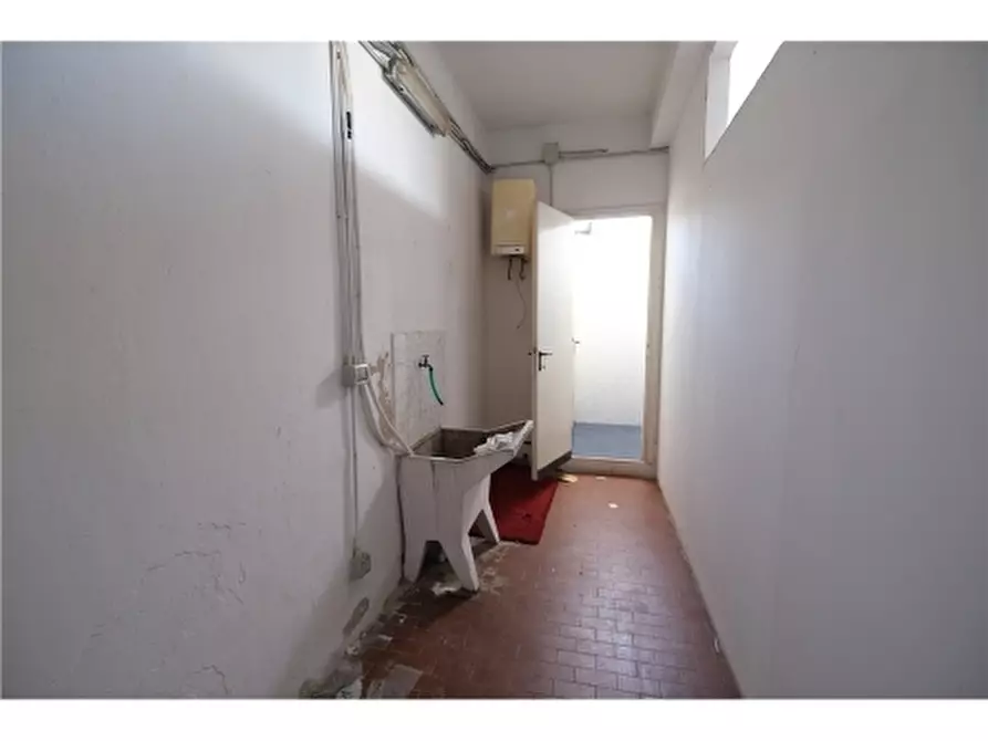 Immagine 12 di Negozio in affitto  a Firenze