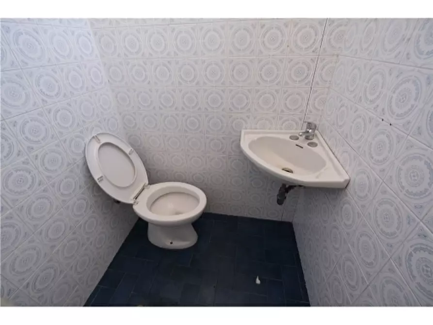 Immagine 13 di Negozio in affitto  a Firenze