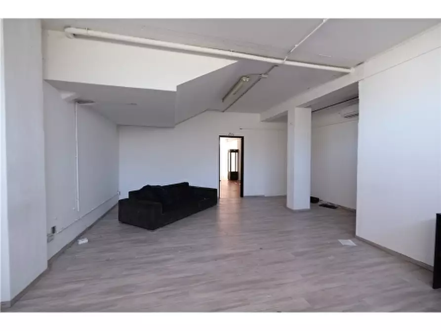 Immagine 14 di Negozio in affitto  a Firenze