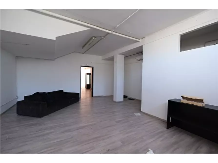 Immagine 15 di Negozio in affitto  a Firenze