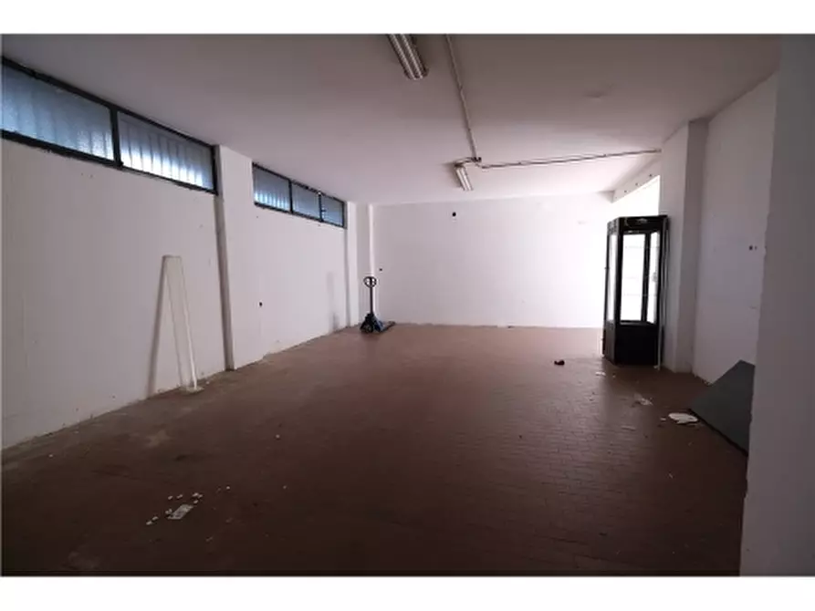 Immagine 16 di Negozio in affitto  a Firenze